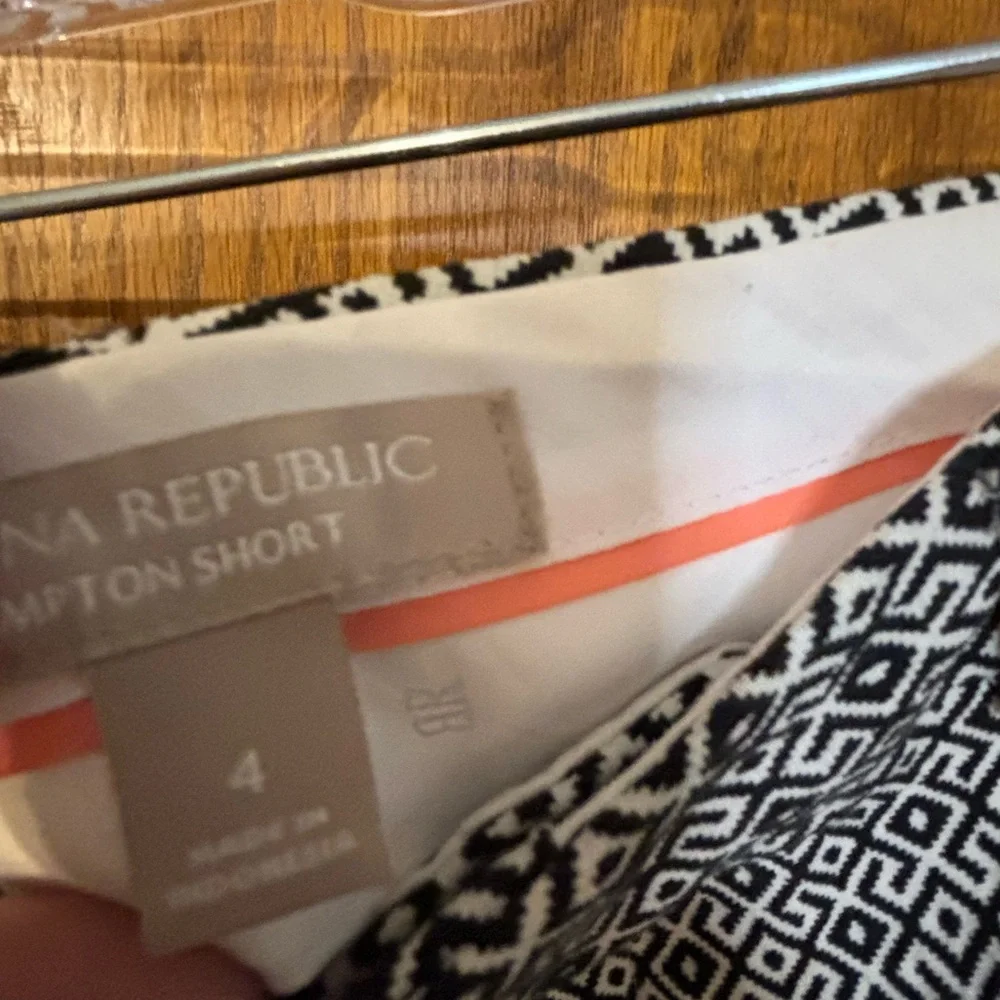 Banana Republic Women's Size‎ 4 Hampton Fit Navy Design Flat Front Shorts EUC